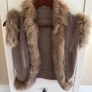 Knitted tank top with natural rabbit fur